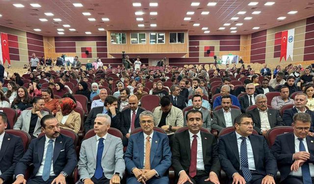 Milletvekili Aydın, Kızıl Elma Türkçe Ödül törenine katıldı