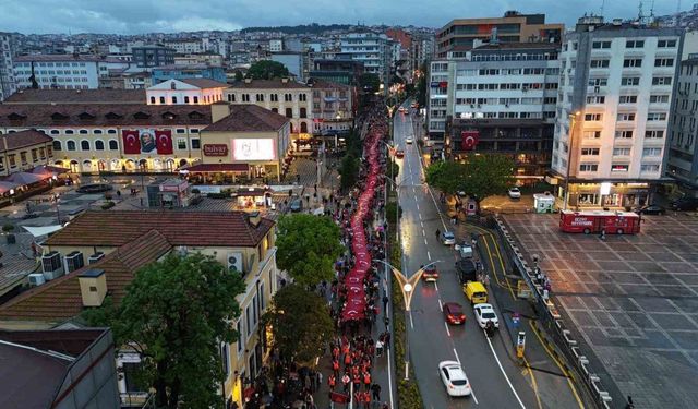 Samsun’da 1919 metrelik bayrakla yağmur altında "Bayrak ve Fener Alayı" yürüyüşü