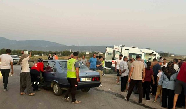Motosikletle otomobil çarpıştı: 3 yaralı
