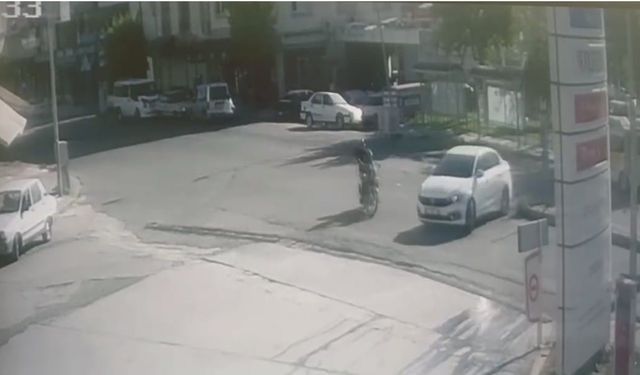 Siverek’te hatalı dönüş yapan otomobil kazaya neden oldu