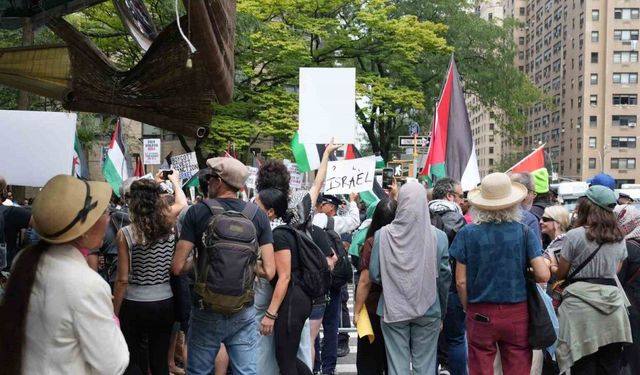 Liderler BM’de hitap ederken BM çevresinde Filistin protestosu