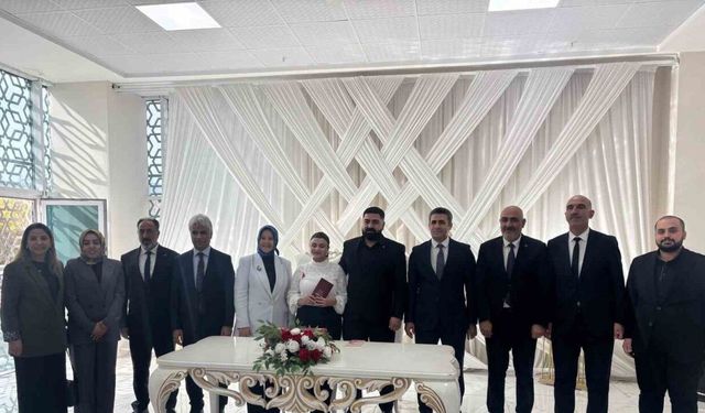 Bakan Yardımcısı Yenigün, ’Evlenecek Gençlerin Desteklenmesi Projesi’nden yararlanan çiftin nikah şahidi oldu