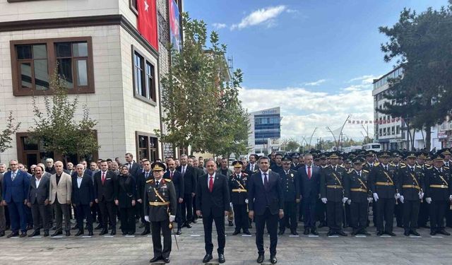 Bingöl’de Cumhuriyet’in 102. yılı kutlamaları çelenk sunumuyla başladı