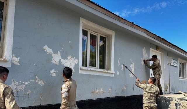 Bingöl’de jandarma ekipleri okulun bakım ve onarımını yaptı
