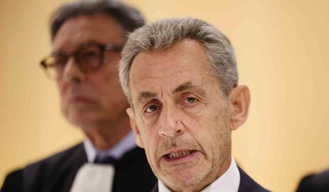 Fransa’nın eski Cumhurbaşkanı Sarkozy yarın cezaevine girecek