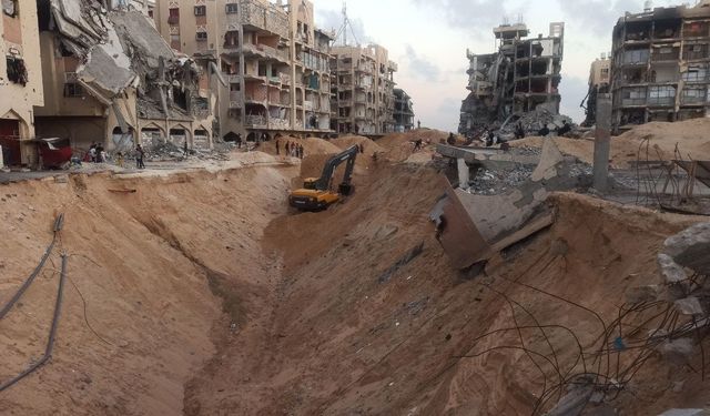 Gazze’de yıkıntılar altında kaybolan esirler, Mısır’a ait araç ve ekipmanlar ile aranıyor