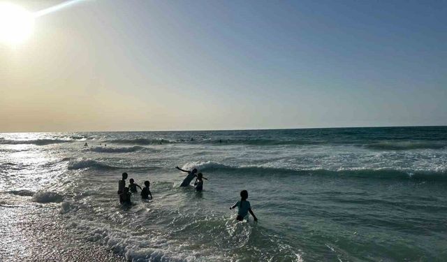 Gazzeli çocukların insani yardım getirecek aktivistleri sahilde umutla bekleyişi sürüyor