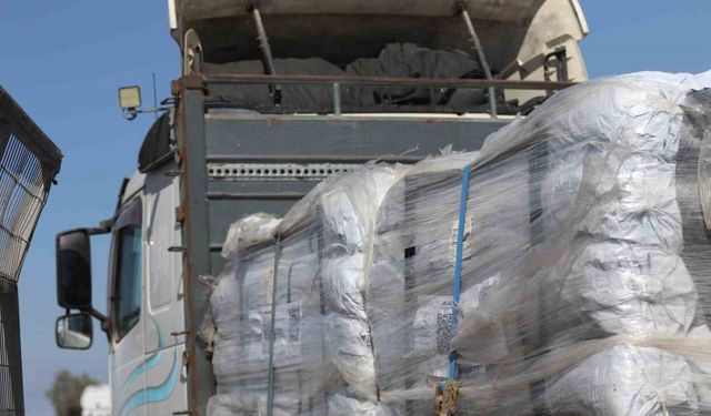 Gazze’ye gönderilen yardım tırları Kerem Şalom’dan bölgeye giriş yapıyor