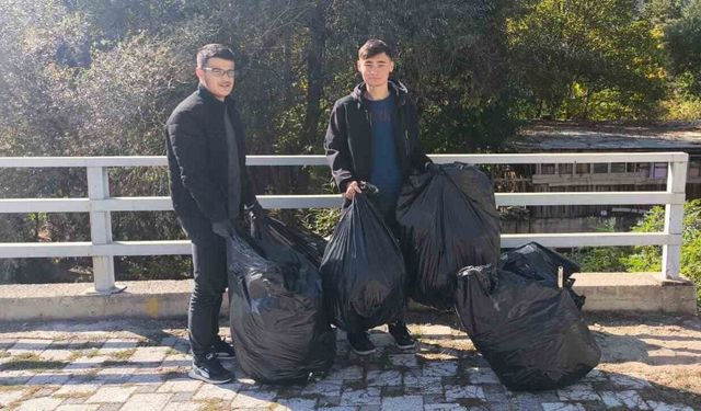 Gümüşhane’de üniversite öğrencileri Harşit Çayı’nı çöplerden arındırdı