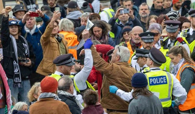 İngiltere’de dün gerçekleştirilen Filistin’e destek protestolarında gözaltı sayısı 492’ye yükseldi
