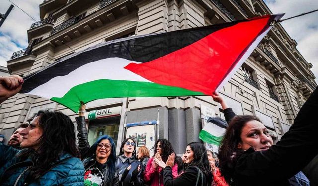 İtalya’da Küresel Sumud Filosu için başlatılan greve destek veren binlerce kişi sokağa döküldü