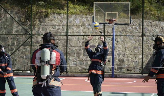 İtfaiye kostümüyle voleybol oynadılar, nefes kontrolü yaptılar
