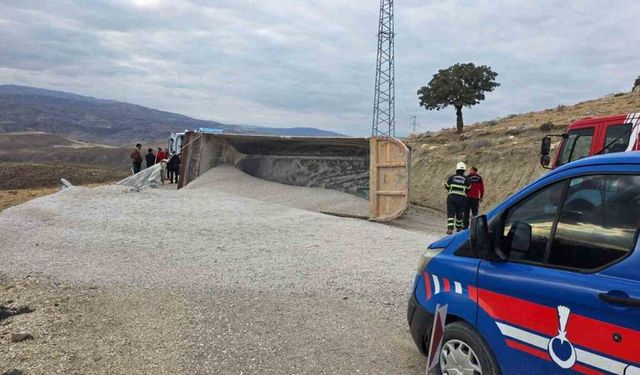 Kırıkkale’de mıcır yüklü kamyon devrildi: 1 yaralı