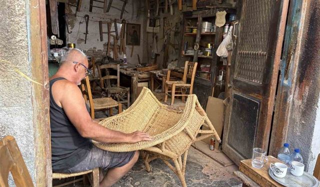 KKTC’de yaşayan 66 yaşındaki Öke, hasır iskemle geleneğini sürdürüyor