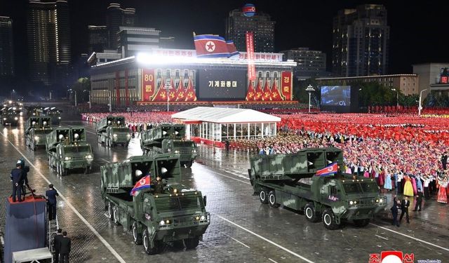Kuzey Kore, 80. yıl dönümü geçit töreninde yeni kıtalararası füzesini sergiledi