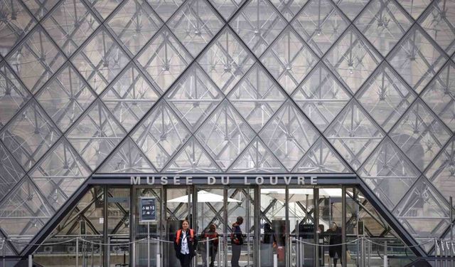 Louvre Müzesi soygundan 3 gün sonra yeniden ziyarete açıldı