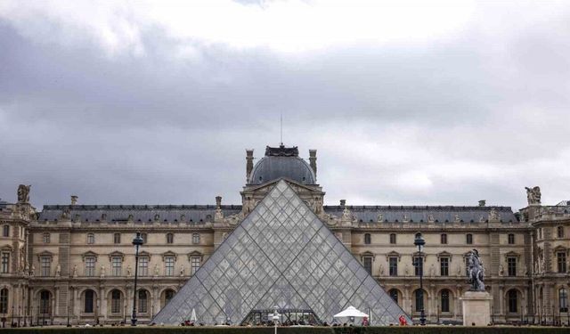 Louvre Müzesi’ndeki değerli mücevherlerin Fransa Merkez Bankası’na taşındığı iddiası