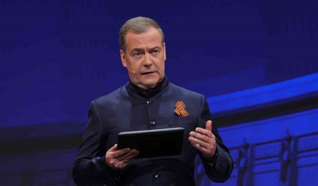 Medvedev’den Trump’a: "Geveze barış elçisi, artık Rusya ile tam bir savaş halinde"