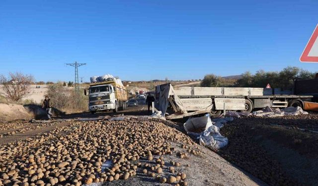 Nevşehir’de patates yüklü tır devrildi: Yol trafiğe kapandı