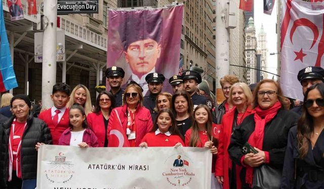 New York’ta Türk ve Amerikan bayrakları göndere çekildi