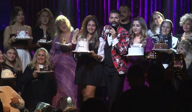 Ünlü sanatçı, sahnede 36 kişinin doğum gününü aynı anda kutladı