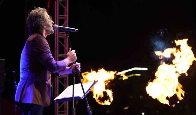 Yağmur altında Cumhuriyet coşkusu: Ünlü şarkıcı Fettah Can hayranlarıyla buluştu