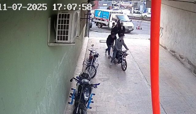 4 kişi bir motosikleti iterek çaldı