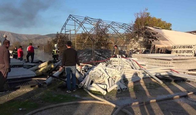 Amasya’da plastik malzeme dolu depo yandı, yükselen dumanlar metrelerce öteden görüldü