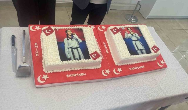 ASKİ Spor Kulübü, dünya şampiyonu sporcular için kutlama pastası kesti