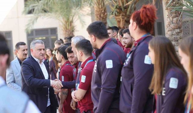 Bakan Bak, Suudi Arabistan’da milli sporcularla bir araya geldi