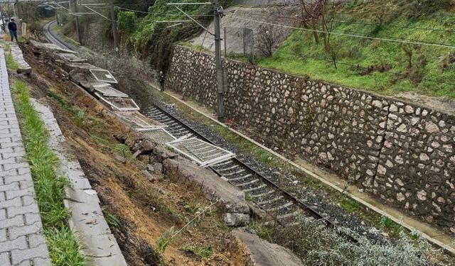 Bandırma’da tren yolu istinat duvarı çöktü
