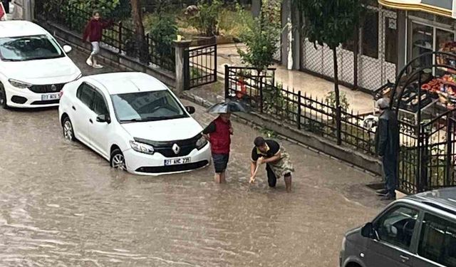 Batman’da yağış cadde ve sokakları göle çevirdi, vatandaş rögarları kendi imkanlarıyla açtı