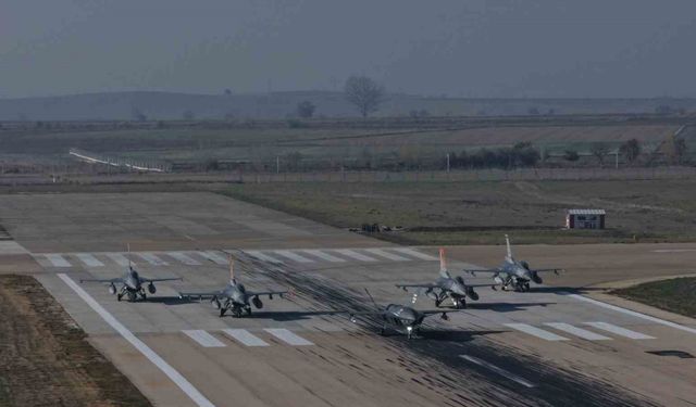 Bayraktar KIZILELMA "hava-hava" füzesiyle hedefi vurdu