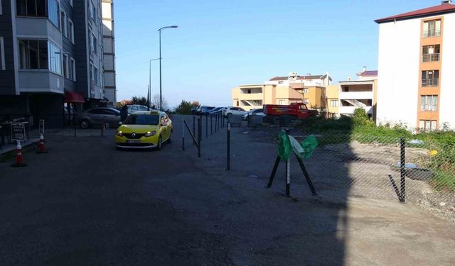 Belediye kamulaştırma bedelini ödemeyince, sahipleri yolu çit çekip kapattı