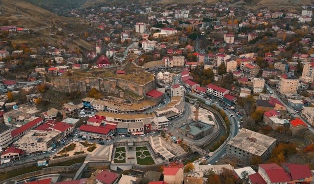 Bitlis’in tarihi çarşısı sonbaharın eşsiz renkleriyle görüntülendi