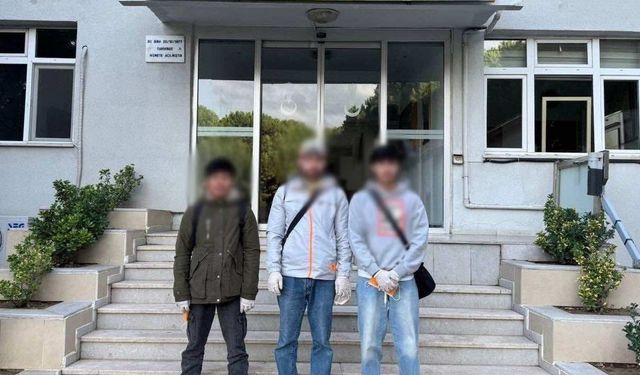 Çanakkale’de jandarmadan göçmen kaçakçılığı operasyonu: 3 organizatör ile 27 kaçak göçmen yakalandı