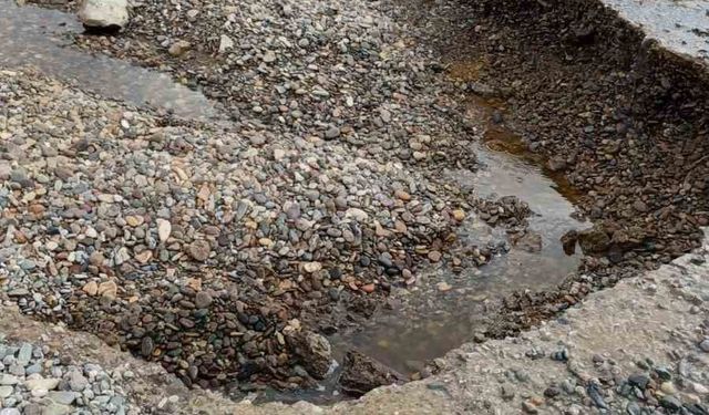 Çanakkale’de yaşanan sağanak yağış nedeniyle Kadırga Koyu sahil yolu kapandı