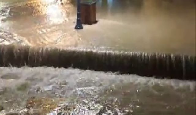 Çeşme’de etkili sağanak: Adeta denizle kara birleşti