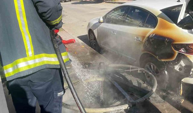 Çöpe atılan yanıcı madde otomobili yaktı