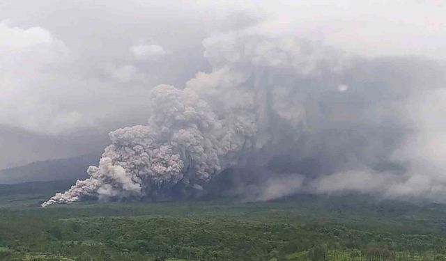 Endonezya’da Semeru Yanardağı patladı, alarm seviyesi en yüksek düzeye çıkarıldı