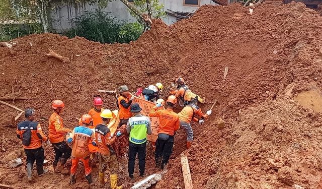 Endonezya’daki toprak kaymasında can kaybı 16’ya yükseldi