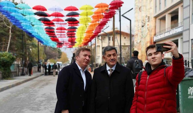 Erzincan’da rengârenk şemsiyelerle kaplanan sokak ilgi görüyor