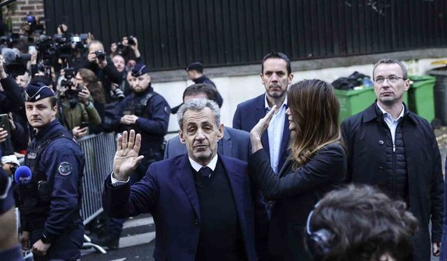 Eski Fransa Cumhurbaşkanı Sarkozy adli kontrol şartıyla serbest bırakıldı