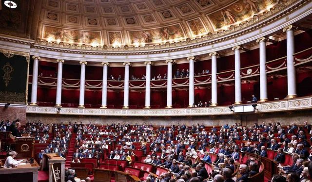 Fransa’da tartışmalı emeklilik reformu askıya alındı