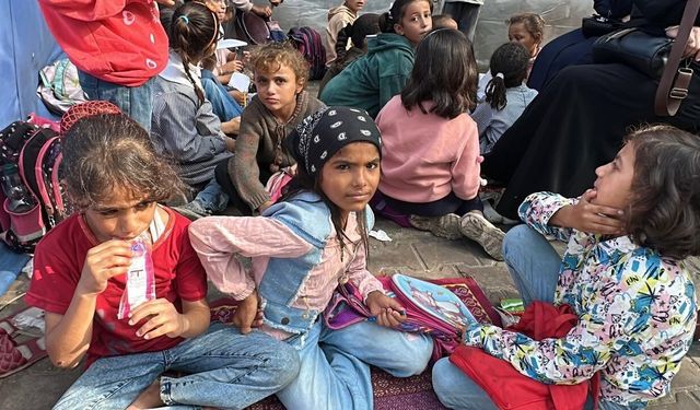 Gazze’de çocuklar enkaza dönen okullarda ders başı yaptı