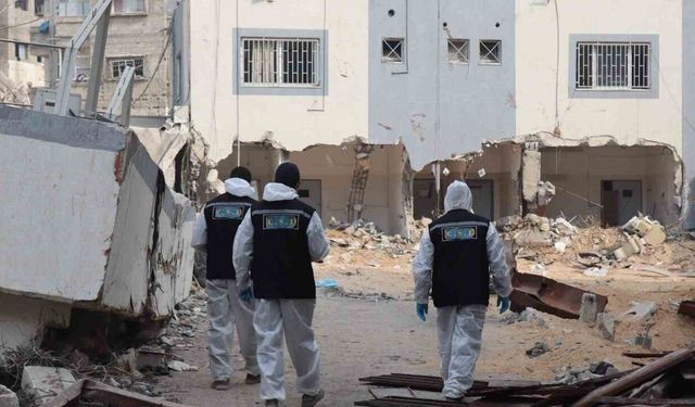 Gazze’de toplu şekilde defnedilen cenazeler kimlik tespiti için mezarlardan çıkarılmaya devam ediyor