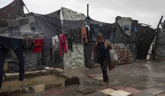Gazze’de yoğun yağış nedeniyle çadırları su bastı