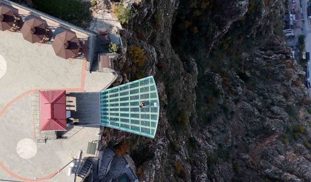 Gümüşhaneli müzisyenden tarihi mekanlarda viyolonsel ile eşsiz performans