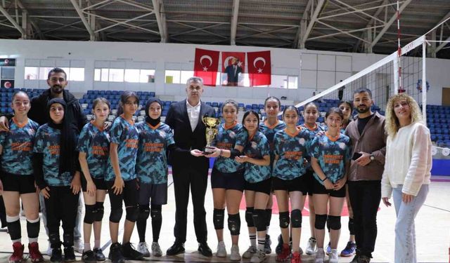 Hakkari’de Yıldız Kızlar Voleybol İl Birinciliği sona erdi