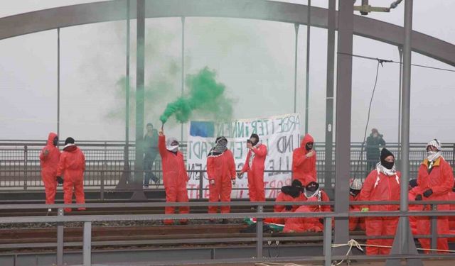 Hamburg limanını kapatan göstericiler, İsrail’e silah ihracatının durdurulması çağrısı yaptı